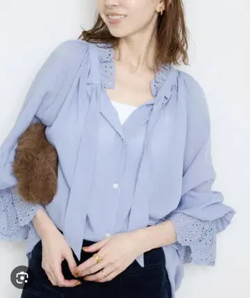 슬로브 이에나 컷워크 개더 블라우스