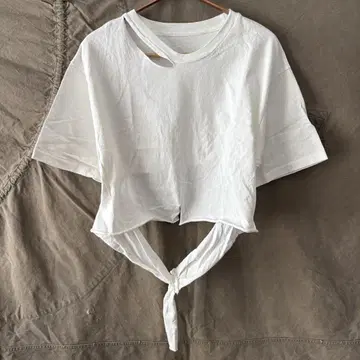 PERVERZE 화이트 컷 아웃 크롭 T셔츠