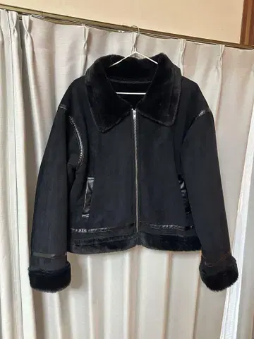 블랙 퍼(fur) 장식 스웨이드풍 자켓