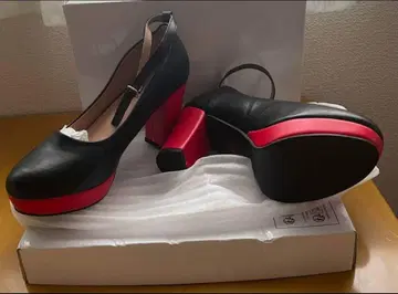 블랙과 빨간색 스트랩 펌프스