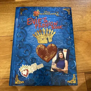 Evie's Fashion Book - Descendants 2