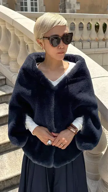 JENNE 리치 볼륨 퍼 케이프 네이비