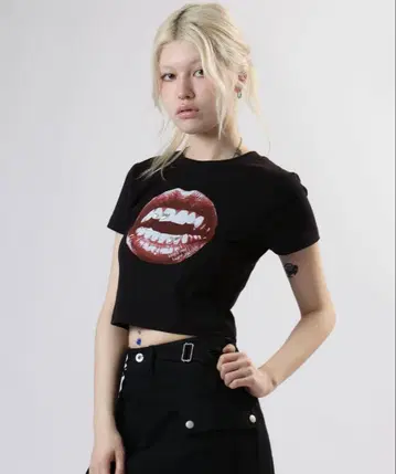 aclent 립 프린트 디자인 미니 T셔츠 블랙