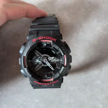 G-SHOCK 블랙/레드 시계