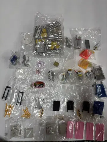 가챠가챠 펭귄 피규어와 건설 부품 세트