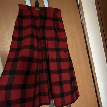 빨간색과 검은색 체크 무늬 개더 스커트
