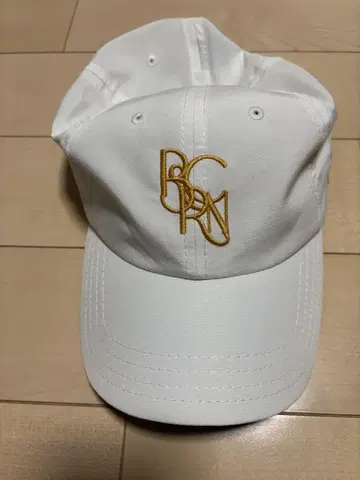 RESURRECTION 화이트 캡 골드 자수