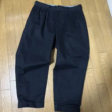 BEAMS PLUS 2 플리츠 치노 팬츠