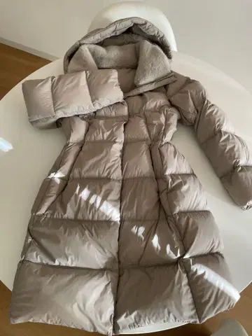 후드 부착 베이지 다운 자켓