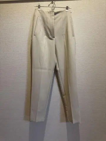 [ 가격 인하 가능 ] ZARA 크림색 슬랙스 테이퍼드 핏
