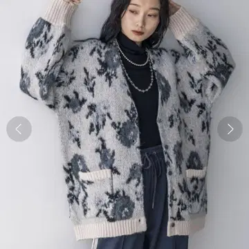 JEANASIS 플라워 라메 가죽 V넥 가디건