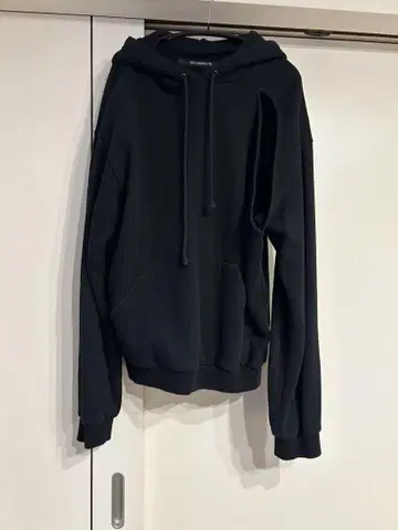 DRESSEDUNDRESSED 블랙 후드티 컷 아웃 디자인