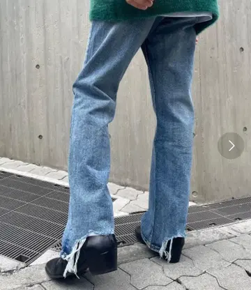 치카시츠+ 플레어 데미지 데님 팬츠