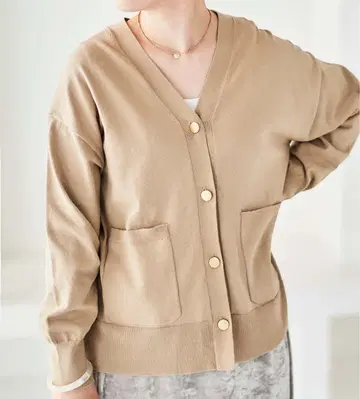 르쿨르 블랑 메탈 버튼 와이드 V 가디건 베이지