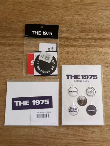 The 1975 공식 스티커 배지가