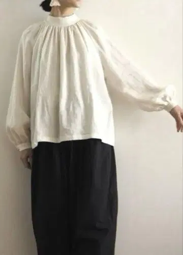 린넨 하이넥 블라우스 아이보리