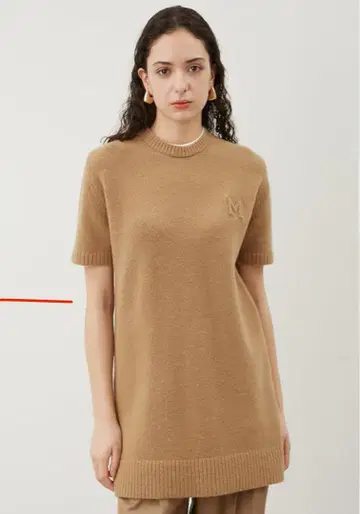 베이지 M 자수 반팔 니트