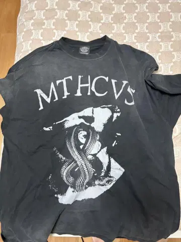 MTHCVS 그래픽 롱 T 블랙 크랙 프린트