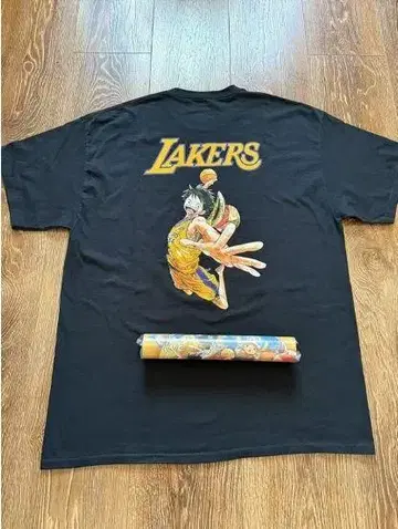 ONE PIECE x LAKERS 콜라보 T셔츠 & 포스터