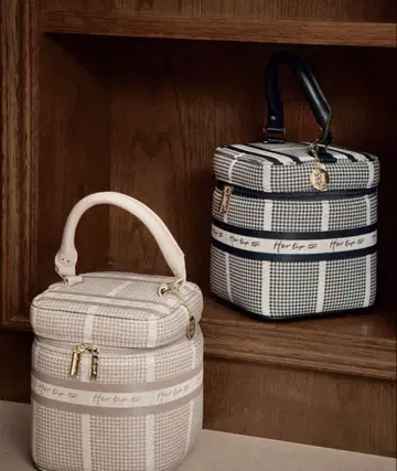 Her lip to Jacquard Vanity Bag silver