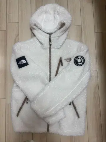 화이트 플리스 자켓 후드 부착
