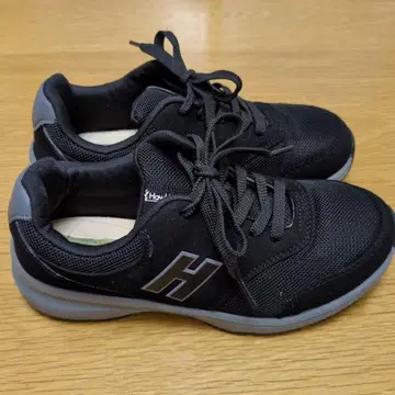 H 브랜드 블랙 스니커즈