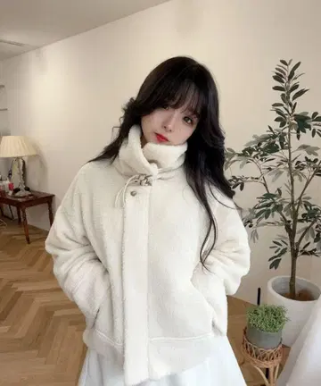 미사용 새상품 titty&co 아이보리 플리스 보아 자켓 숏 기장
