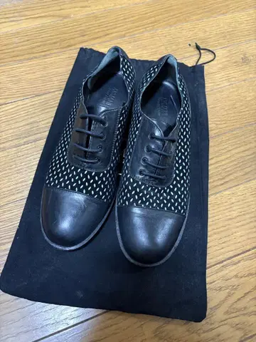레이스업 슈즈 블랙과 화이트 무늬 수납 봉투 포함 아르마니 콜레치오니