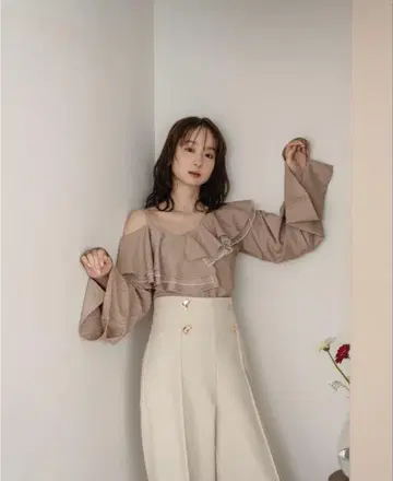 mideal 프릴 원숄더 상의