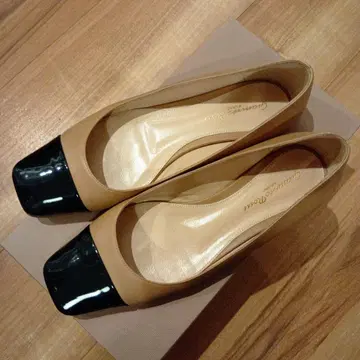새상품급 Gianvito Rossi 베이지와 블랙 플랫슈즈 37.5