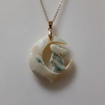 야광패 초승달에 토끼 펜던트.