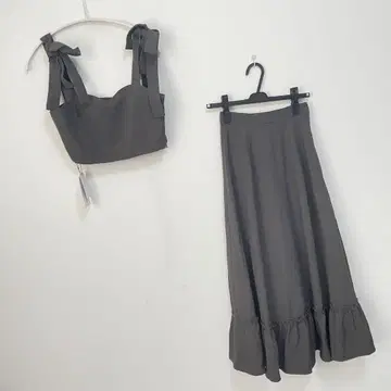 주노아 엠보싱 가공 뷔스티에 + 프릴 스커트 세트
