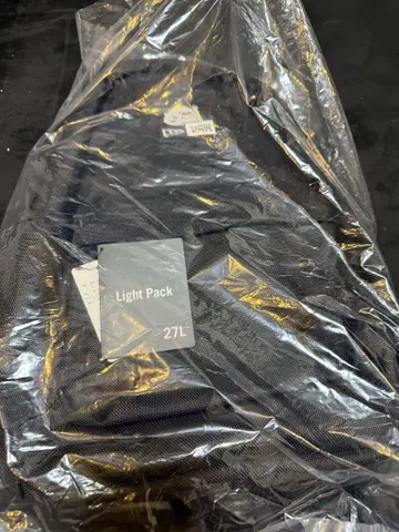 New Era Light Pack 27L 블랙 백팩