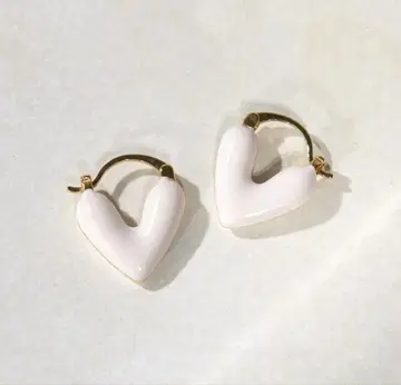 이아 파피용네 하트 귀걸이 글로시 하트 귀걸이 화이트