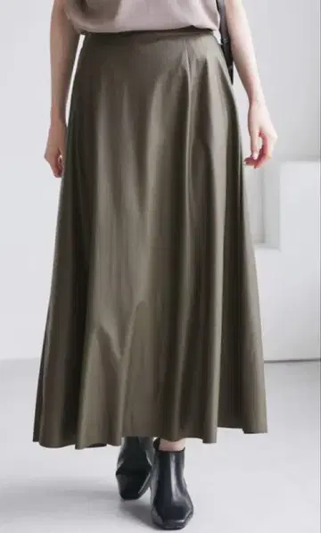 로페피크닉 인조 가죽 플레어 롱 스커트