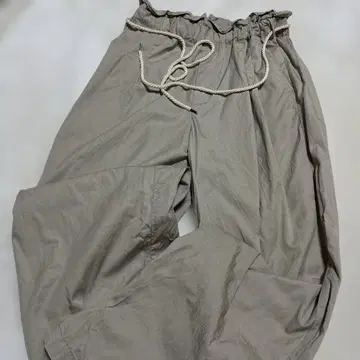 베이지 와이드 팬츠 경량 소재