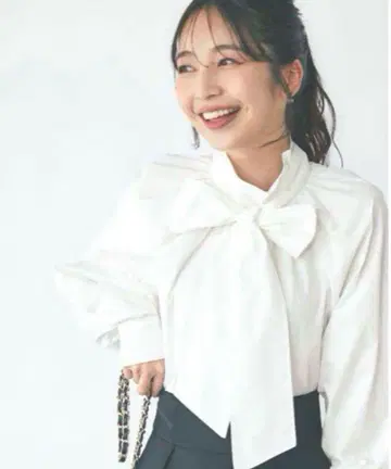 [입수 불가] 라 부티크 봉봉 스탠드 칼라 보타이 블라우스 화이트