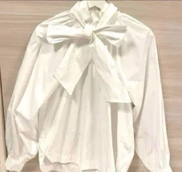 [입수 불가] 라 부티크 봉봉 스탠드 칼라 보타이 블라우스 화이트
