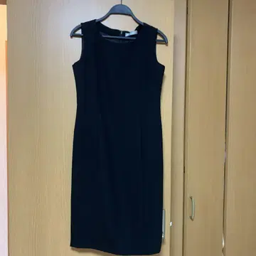 블랙 슬리브리스 무릎 아래 타이트 원피스 DAMA collection