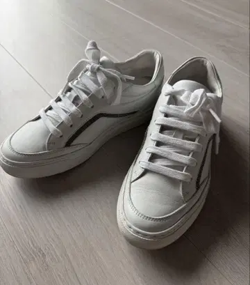 브루넬로쿠치넬리 화이트 가죽 스니커즈