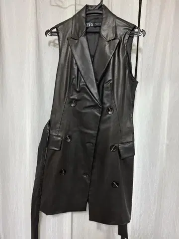 ZARA 블랙 가죽 코트 슬리브리스