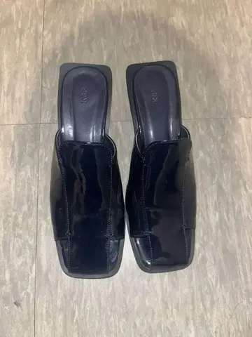에나멜 샌들 KBF