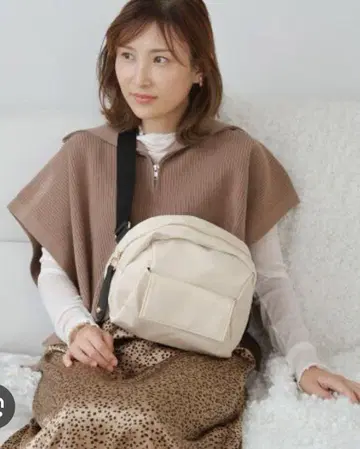 하아츄 콜라보 아이보리 나일론 바디백