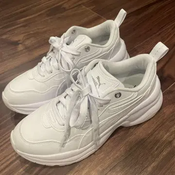 PUMA 화이트 스니커즈 통굽 디자인