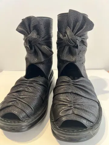 리본 포함 블랙 오픈토 부츠