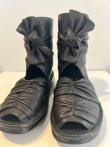 리본 포함 블랙 오픈토 부츠