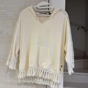 프린지 장식 크림색 후드티