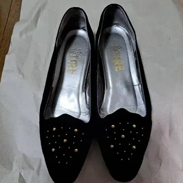 ETRE 스터드 블랙 플랫슈즈