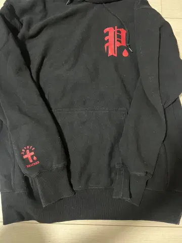 블랙 후드티와 조거 팬츠 세트