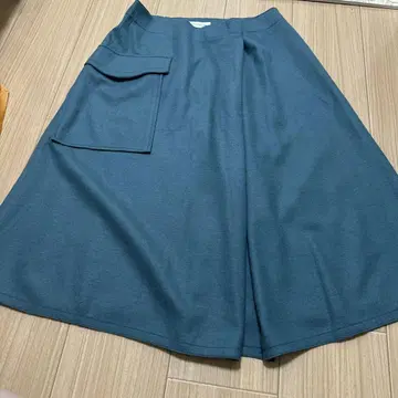 블루 플레어 스커트 무릎 기장 사이드 포켓 포함